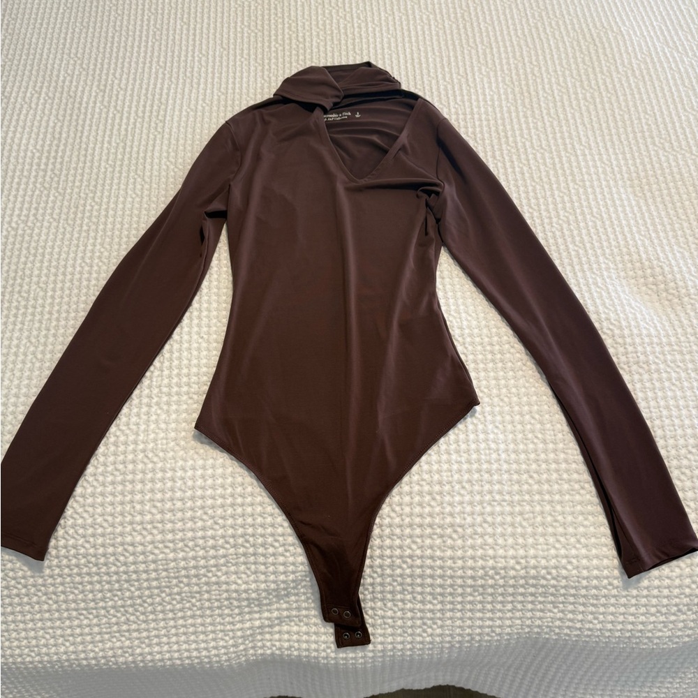 Abercrombie & Fitch Soft AF Twist Neck Brown Long Sleeve Bodysuit